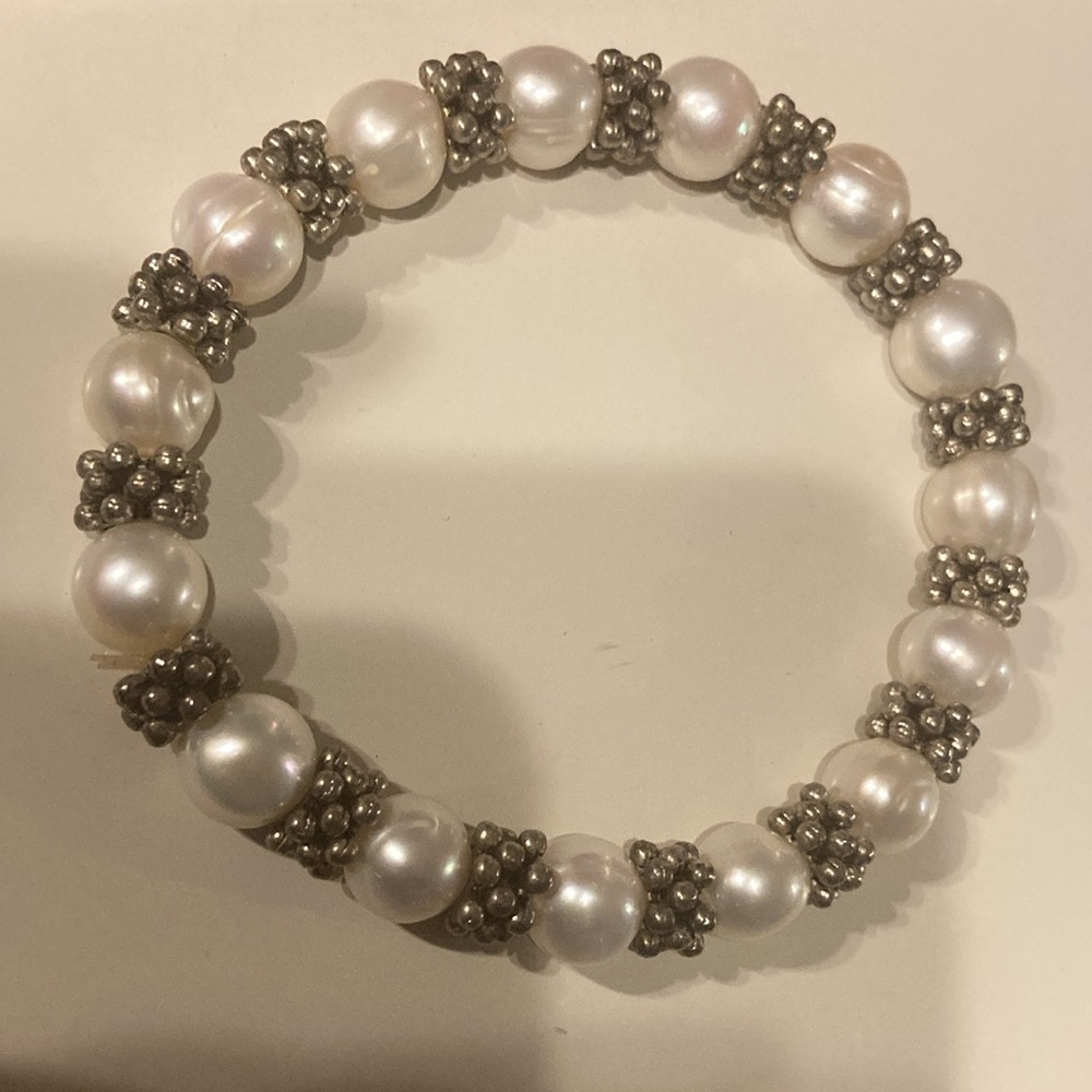 Stretchy Pearl Fashion Silvertone Jewellery Style Bracelet